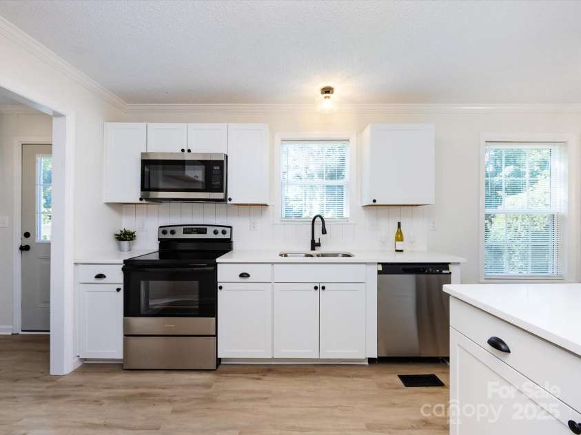 907 4th Avenue, Gastonia, NC 28054.  MLS# CAR4306590, YatesRealty ID 4842. View of kitchen with all new stainless steel appliances. 