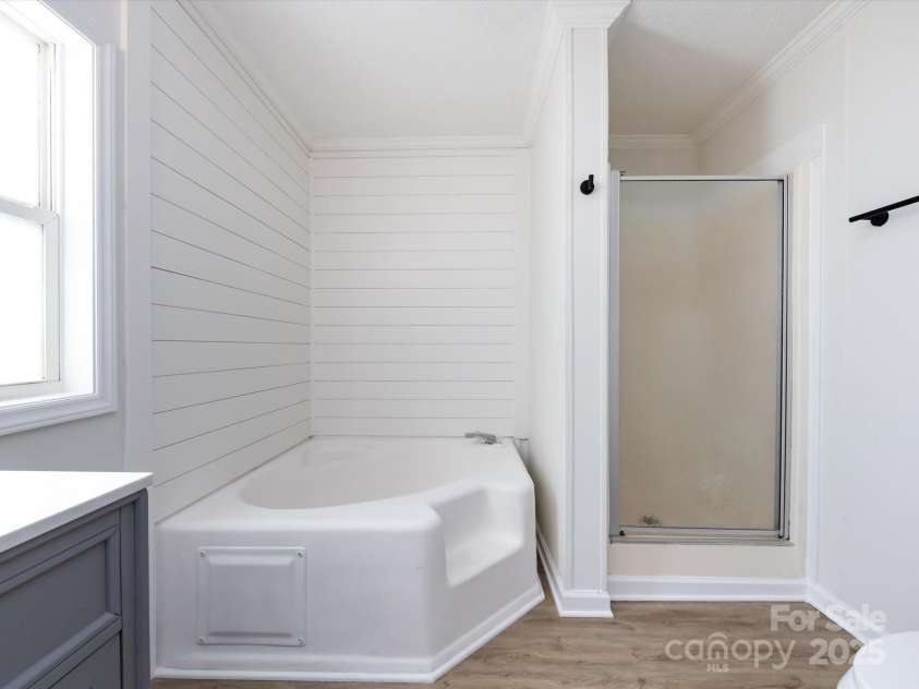 907 4th Avenue, Gastonia, NC 28054.  MLS# CAR4306590, YatesRealty ID 4842. View of primary bathroom garden tub and separate shower. 