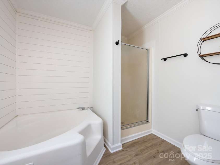 907 4th Avenue, Gastonia, NC 28054.  MLS# CAR4306590, YatesRealty ID 4842. View of primary bathroom garden tub and separate shower. 