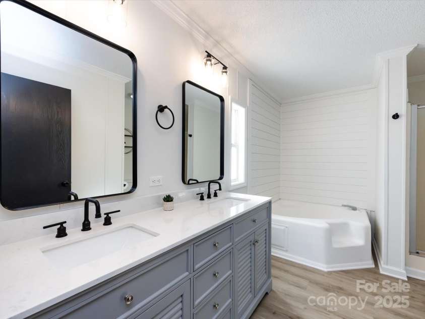 907 4th Avenue, Gastonia, NC 28054.  MLS# CAR4306590, YatesRealty ID 4842. View of primary bathroom suite. 