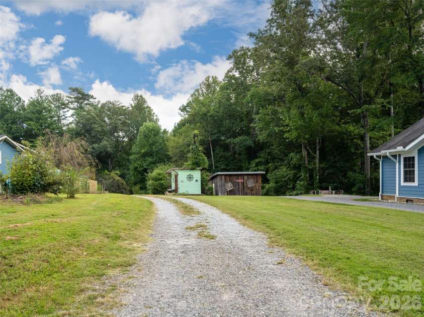 518 Onteora Boulevard, Asheville, NC 28803.  MLS# CAR4420855, YatesRealty ID 48421. Driveway