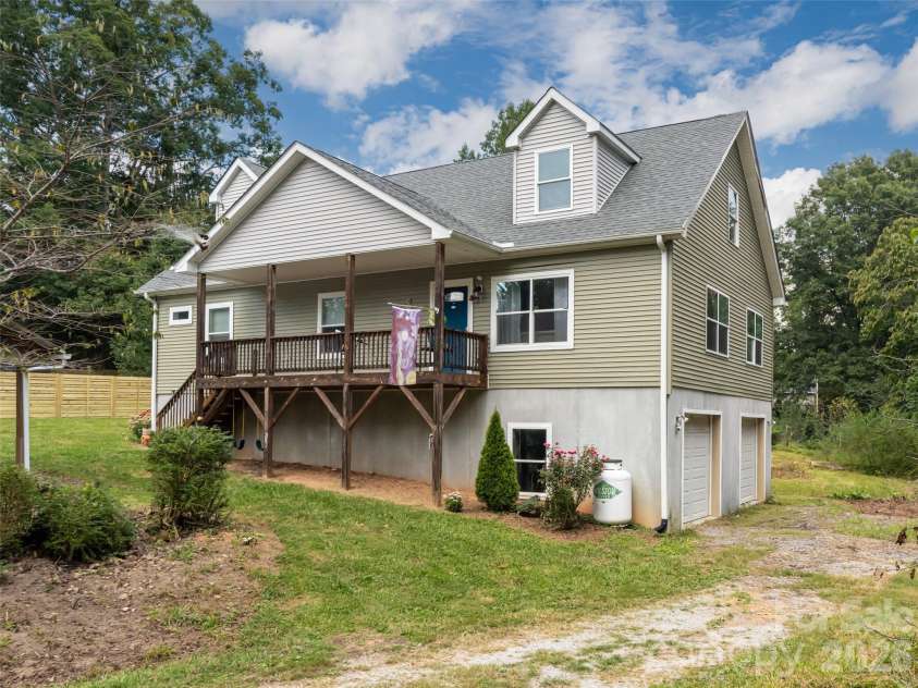 518 Onteora Boulevard, Asheville, NC 28803.  MLS# CAR4420855, YatesRealty ID 48421. Front of home