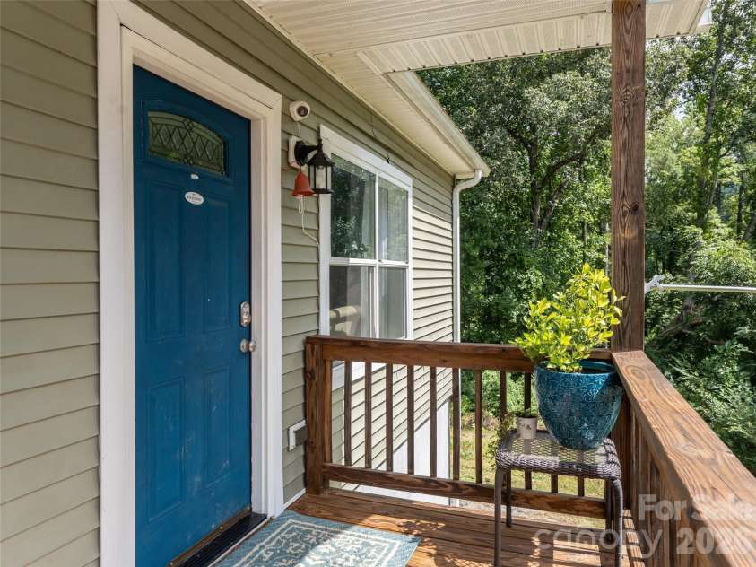 518 Onteora Boulevard, Asheville, NC 28803.  MLS# CAR4420855, YatesRealty ID 48421. Front porch