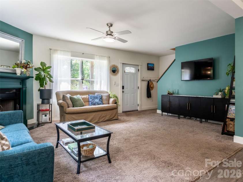 518 Onteora Boulevard, Asheville, NC 28803.  MLS# CAR4420855, YatesRealty ID 48421. Living room