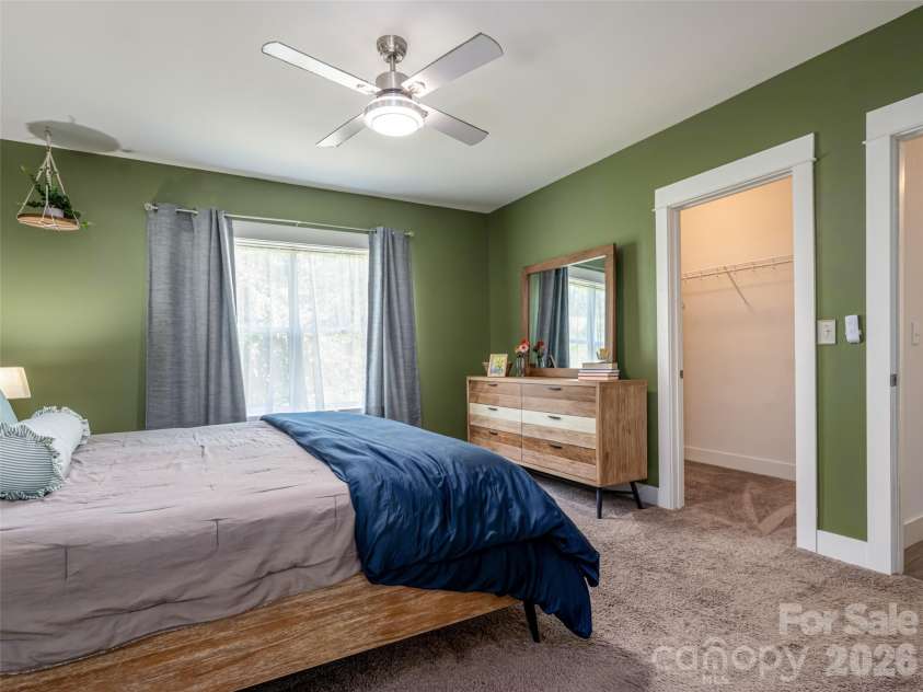 518 Onteora Boulevard, Asheville, NC 28803.  MLS# CAR4420855, YatesRealty ID 48421. Primary bedroom
