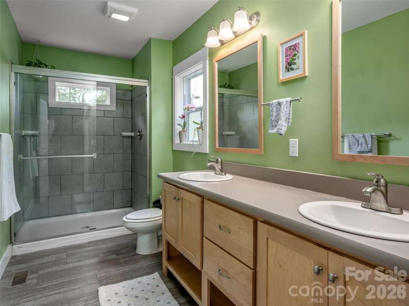 518 Onteora Boulevard, Asheville, NC 28803.  MLS# CAR4420855, YatesRealty ID 48421. Primary en suite bathroom