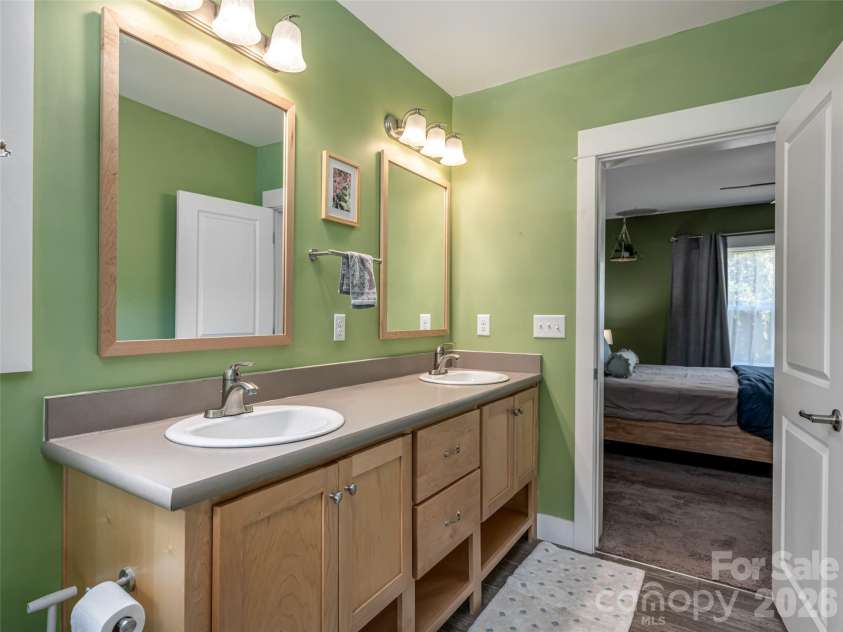 518 Onteora Boulevard, Asheville, NC 28803.  MLS# CAR4420855, YatesRealty ID 48421. Primary en suite bathroom