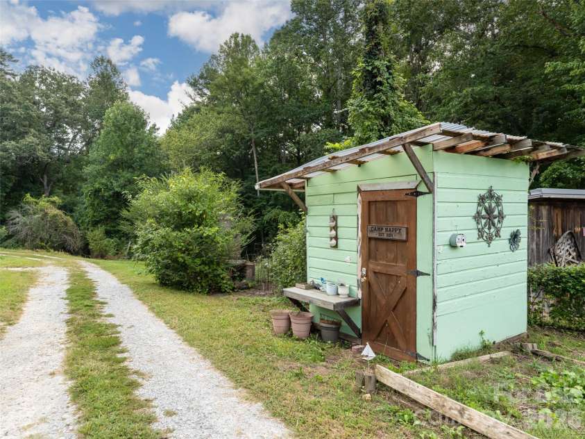 518 Onteora Boulevard, Asheville, NC 28803.  MLS# CAR4420855, YatesRealty ID 48421. This charming shed conveys