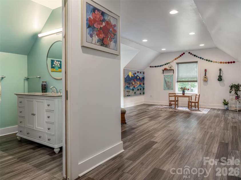 518 Onteora Boulevard, Asheville, NC 28803.  MLS# CAR4420855, YatesRealty ID 48421. Upstairs bathroom and flex space