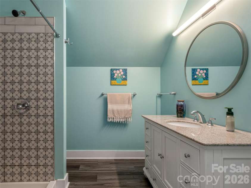 518 Onteora Boulevard, Asheville, NC 28803.  MLS# CAR4420855, YatesRealty ID 48421. Upstairs full bathroom