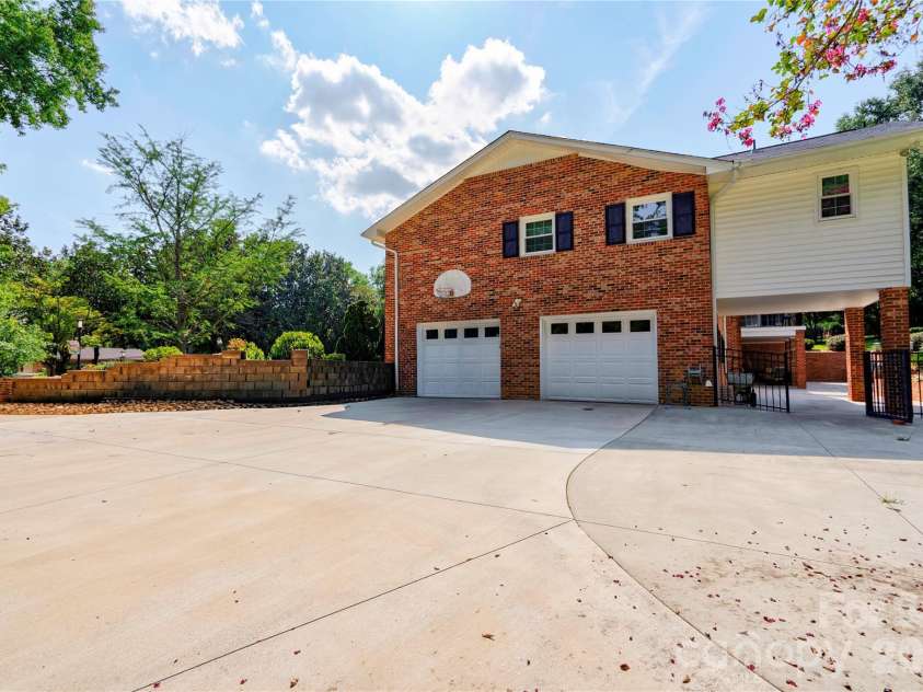 1235 Brookwood Road, Shelby, NC 28150.  MLS# CAR4421045, YatesRealty ID 48425. Double Garage