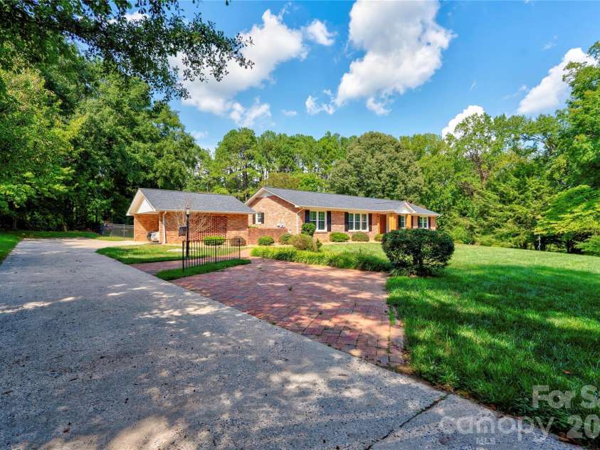 1235 Brookwood Road, Shelby, NC 28150.  MLS# CAR4421045, YatesRealty ID 48425. Front Left