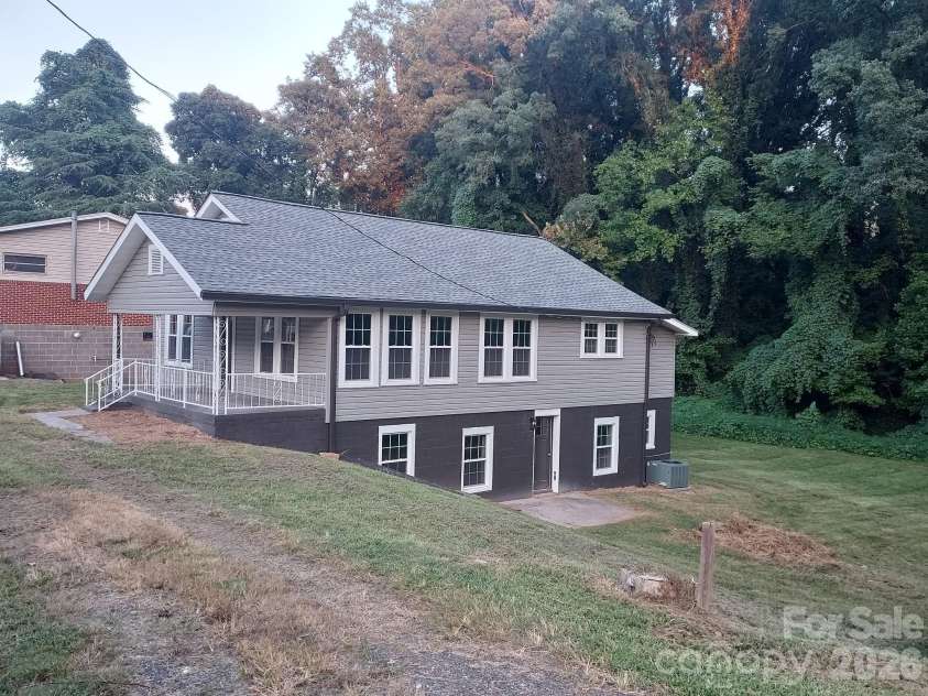 2115 Newton Drive, Statesville, NC 28677.  MLS# CAR4421126, YatesRealty ID 48428. 