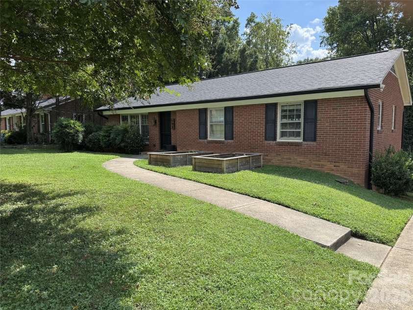 948 Heather Lane, Charlotte, NC 28209.  MLS# CAR4420668, YatesRealty ID 48429. 