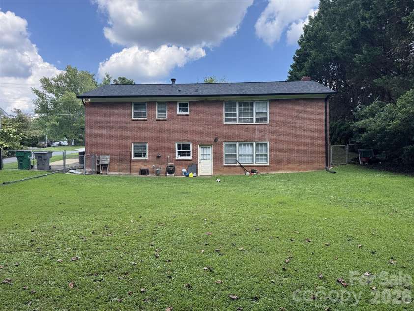 948 Heather Lane, Charlotte, NC 28209.  MLS# CAR4420668, YatesRealty ID 48429. 