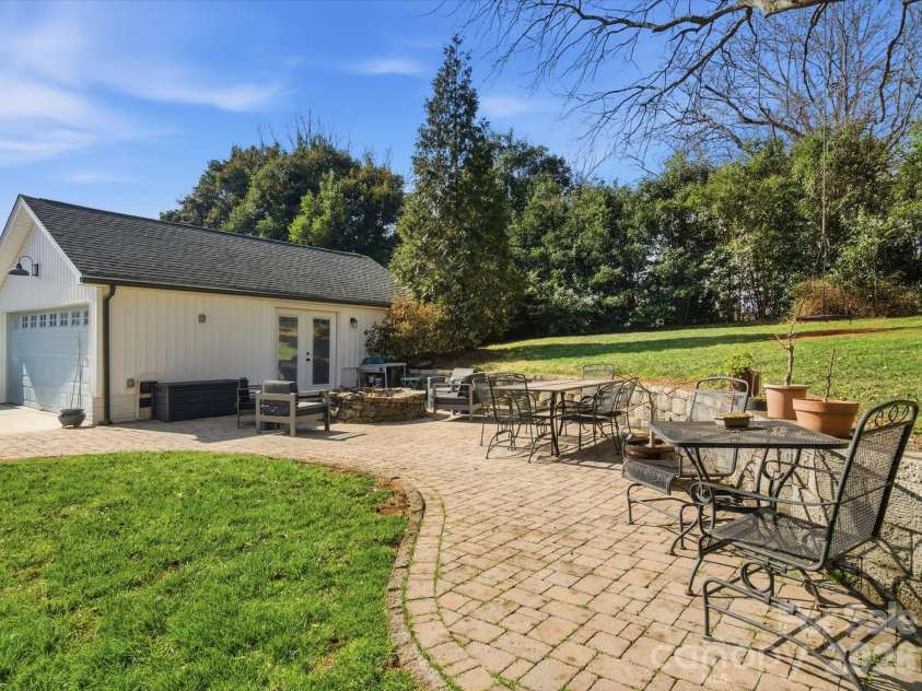 4320 Waterbury Drive, Charlotte, NC 28209.  MLS# CAR4343059, YatesRealty ID 4843. Outdoor living space w/ pavers