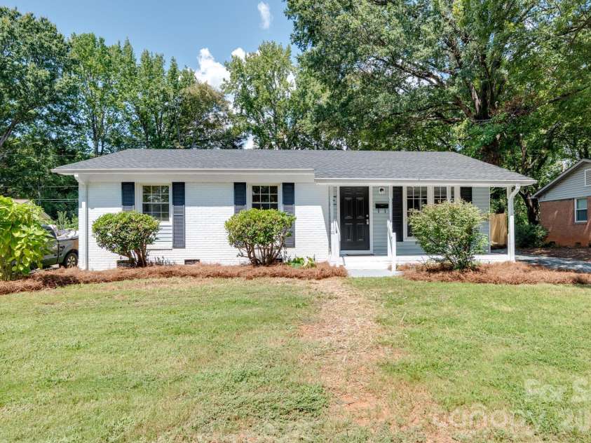 823 Farmcrest Drive, Charlotte, NC 28206.  MLS# CAR4418243, YatesRealty ID 48434. 