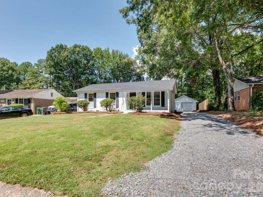 823 Farmcrest Drive, Charlotte, NC 28206.  MLS# CAR4418243, YatesRealty ID 48434. 