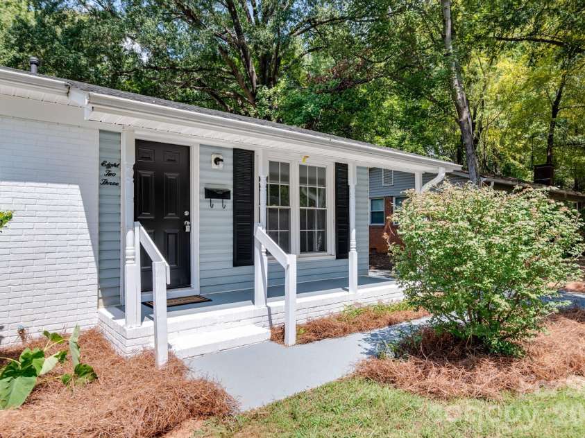 823 Farmcrest Drive, Charlotte, NC 28206.  MLS# CAR4418243, YatesRealty ID 48434. 