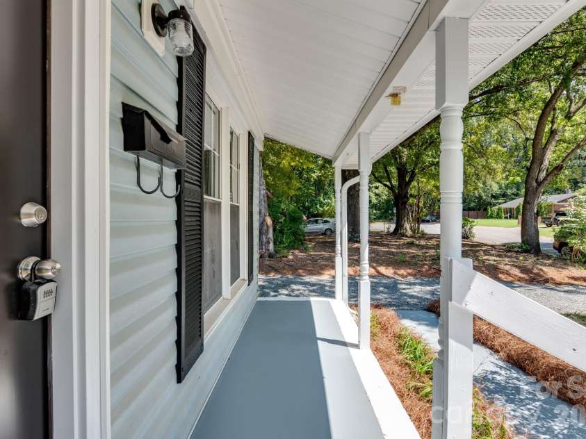 823 Farmcrest Drive, Charlotte, NC 28206.  MLS# CAR4418243, YatesRealty ID 48434. 