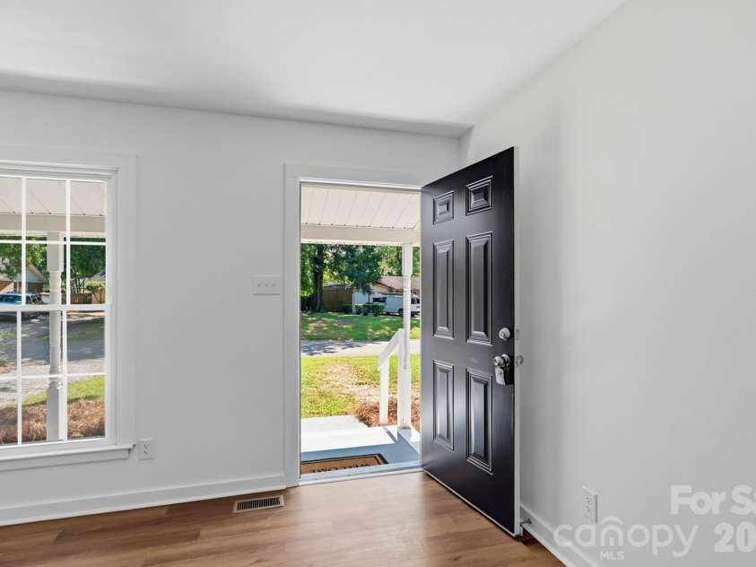 823 Farmcrest Drive, Charlotte, NC 28206.  MLS# CAR4418243, YatesRealty ID 48434. 