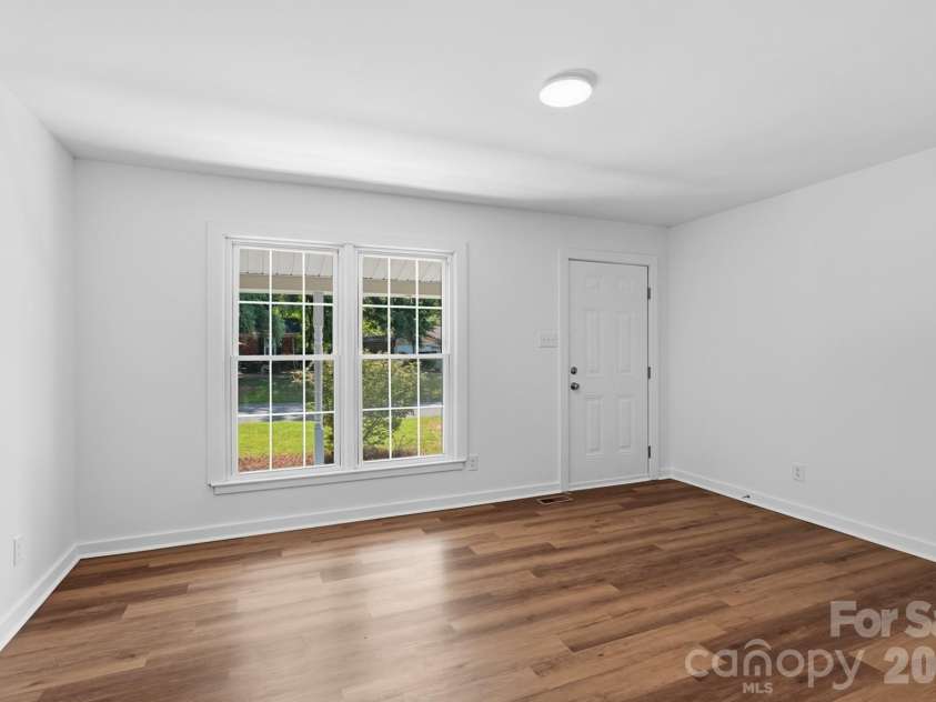 823 Farmcrest Drive, Charlotte, NC 28206.  MLS# CAR4418243, YatesRealty ID 48434. 