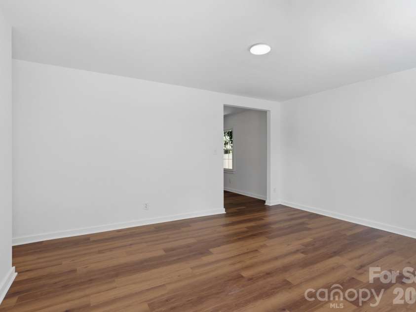 823 Farmcrest Drive, Charlotte, NC 28206.  MLS# CAR4418243, YatesRealty ID 48434. 
