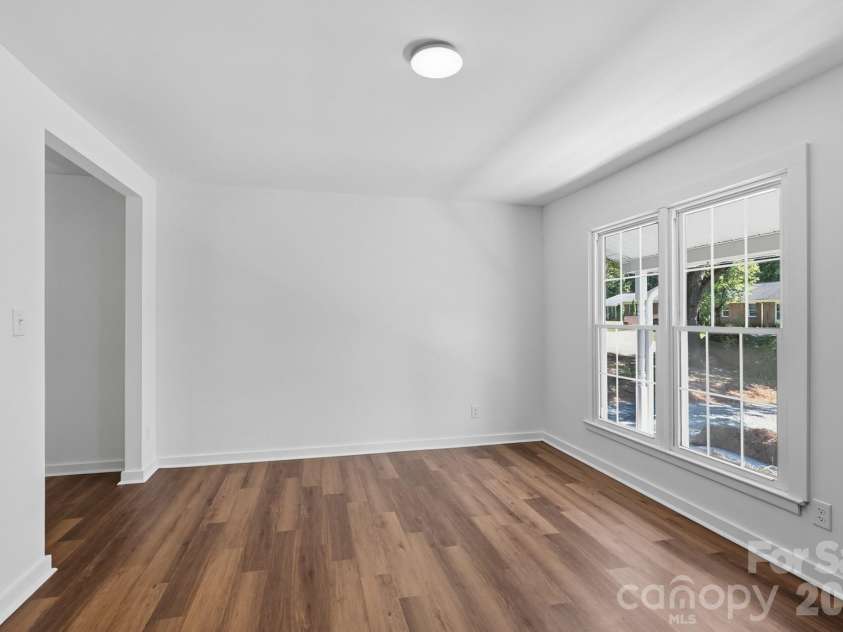 823 Farmcrest Drive, Charlotte, NC 28206.  MLS# CAR4418243, YatesRealty ID 48434. 
