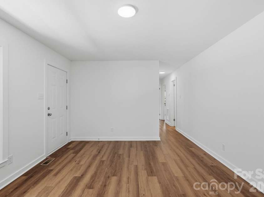 823 Farmcrest Drive, Charlotte, NC 28206.  MLS# CAR4418243, YatesRealty ID 48434. 