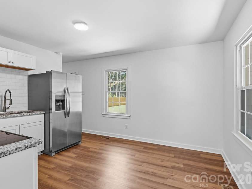 823 Farmcrest Drive, Charlotte, NC 28206.  MLS# CAR4418243, YatesRealty ID 48434. 