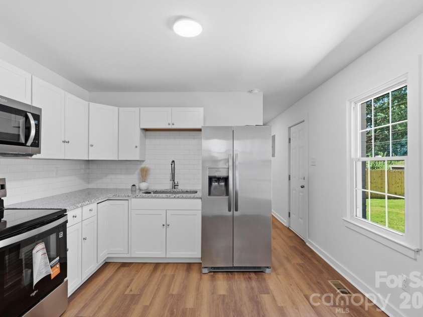 823 Farmcrest Drive, Charlotte, NC 28206.  MLS# CAR4418243, YatesRealty ID 48434. 