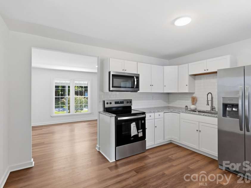 823 Farmcrest Drive, Charlotte, NC 28206.  MLS# CAR4418243, YatesRealty ID 48434. 