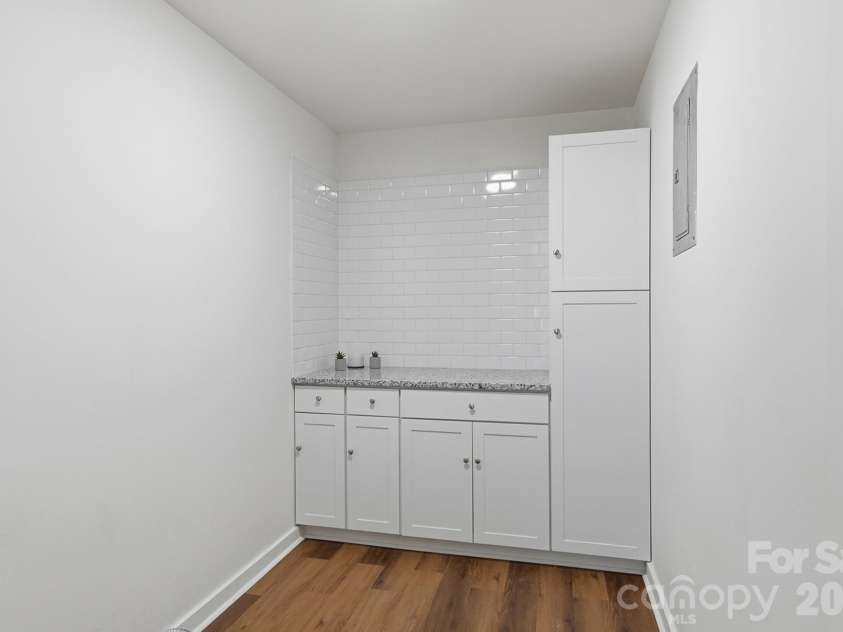 823 Farmcrest Drive, Charlotte, NC 28206.  MLS# CAR4418243, YatesRealty ID 48434. 