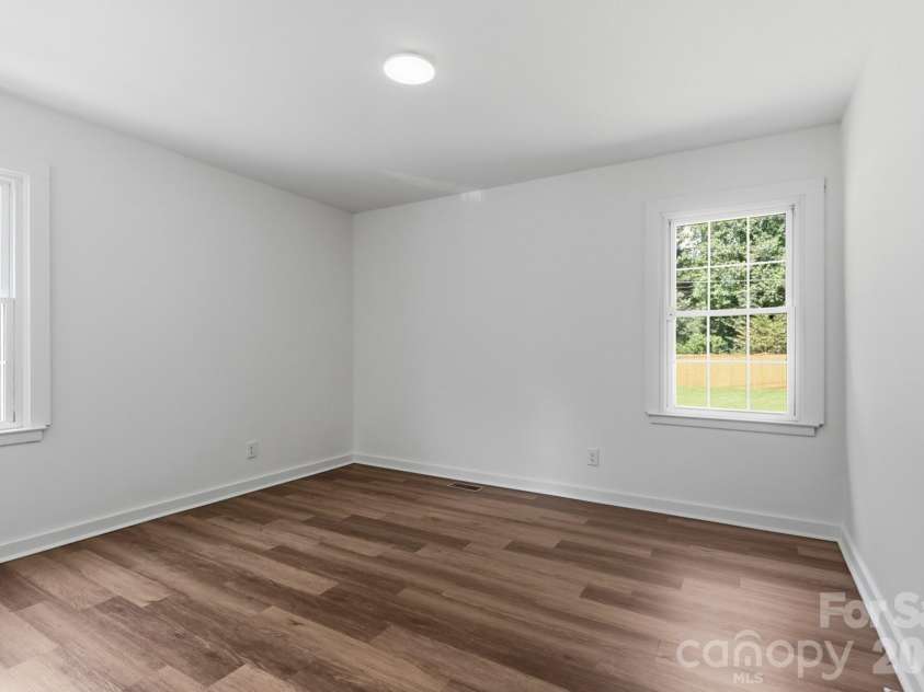 823 Farmcrest Drive, Charlotte, NC 28206.  MLS# CAR4418243, YatesRealty ID 48434. 