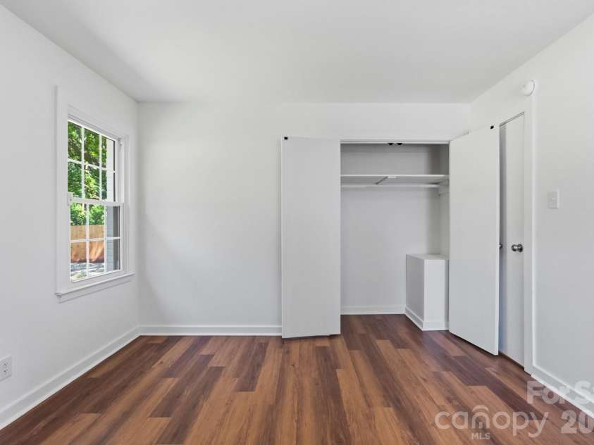 823 Farmcrest Drive, Charlotte, NC 28206.  MLS# CAR4418243, YatesRealty ID 48434. 