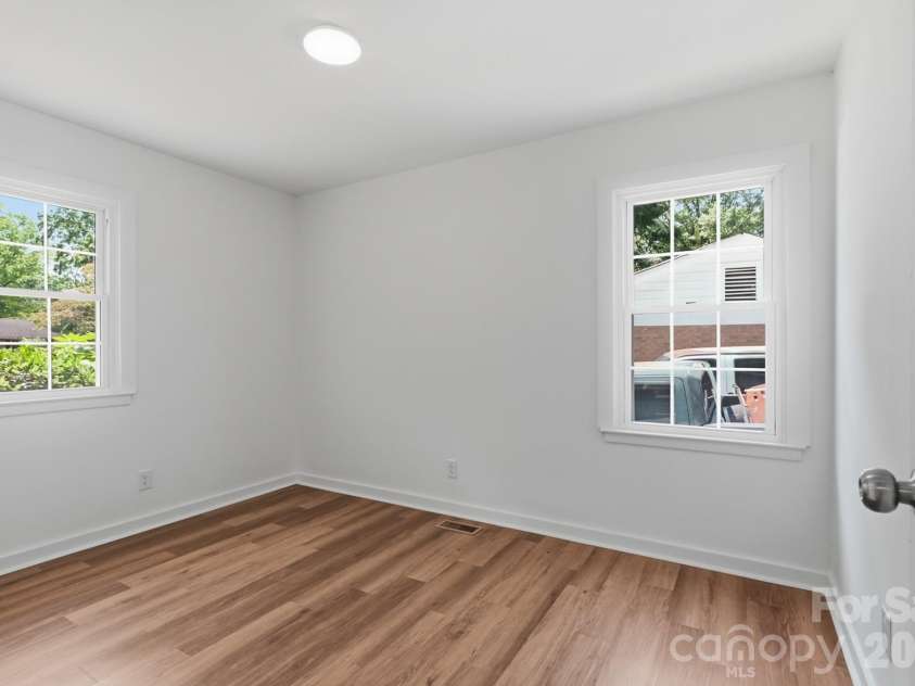 823 Farmcrest Drive, Charlotte, NC 28206.  MLS# CAR4418243, YatesRealty ID 48434. 