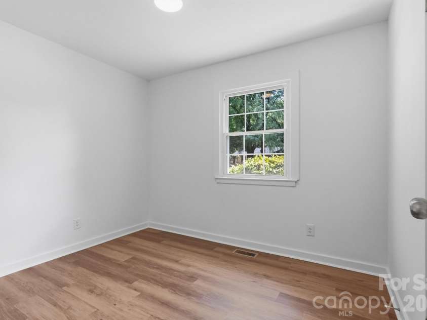 823 Farmcrest Drive, Charlotte, NC 28206.  MLS# CAR4418243, YatesRealty ID 48434. 