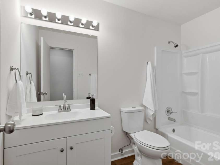823 Farmcrest Drive, Charlotte, NC 28206.  MLS# CAR4418243, YatesRealty ID 48434. 