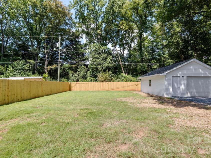 823 Farmcrest Drive, Charlotte, NC 28206.  MLS# CAR4418243, YatesRealty ID 48434. 