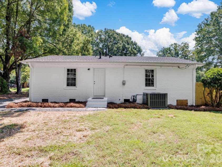 823 Farmcrest Drive, Charlotte, NC 28206.  MLS# CAR4418243, YatesRealty ID 48434. 