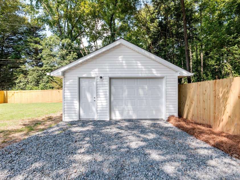 823 Farmcrest Drive, Charlotte, NC 28206.  MLS# CAR4418243, YatesRealty ID 48434. 