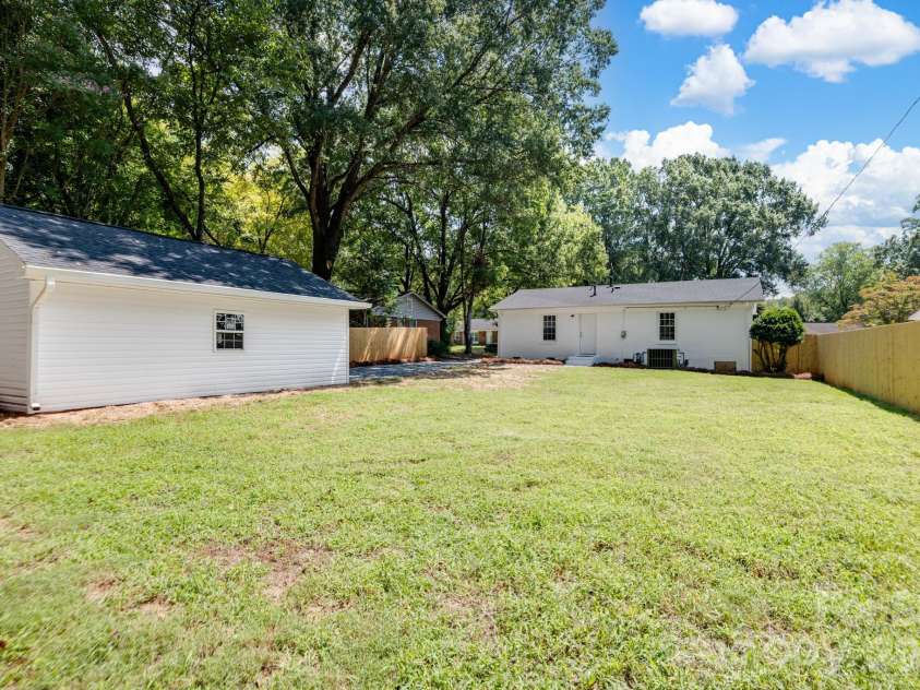 823 Farmcrest Drive, Charlotte, NC 28206.  MLS# CAR4418243, YatesRealty ID 48434. 