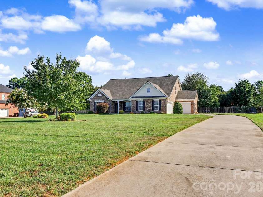 2117 Belle Regal Circle, Rock Hill, SC 29732.  MLS# CAR4421139, YatesRealty ID 48435. 