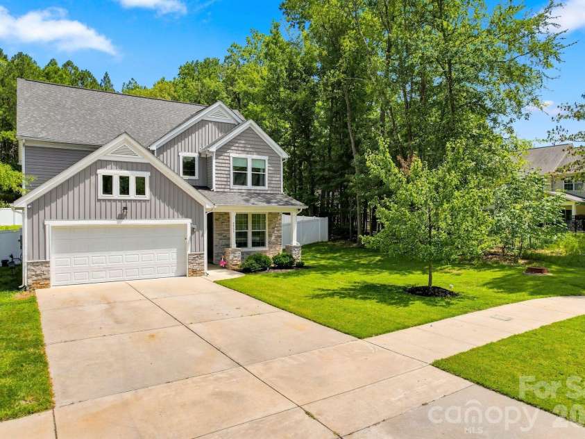 2902 Oakdale Road, Charlotte, NC 28216.  MLS# CAR4421172, YatesRealty ID 48436. Extra long parking pad