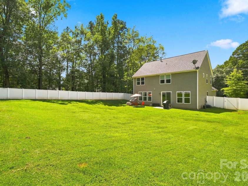 2902 Oakdale Road, Charlotte, NC 28216.  MLS# CAR4421172, YatesRealty ID 48436. Generous backyard