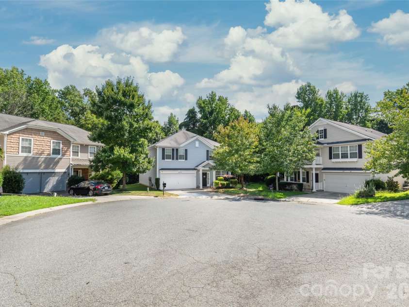 6404 Lanzerac Manor Drive, Charlotte, NC 28269.  MLS# CAR4415677, YatesRealty ID 48440. Cul-de-Sac