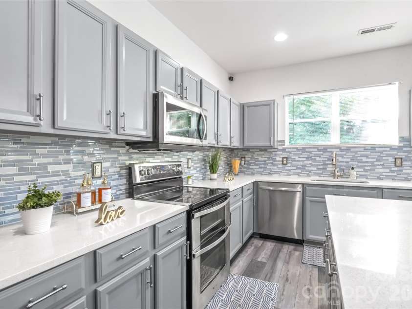 6404 Lanzerac Manor Drive, Charlotte, NC 28269.  MLS# CAR4415677, YatesRealty ID 48440. 