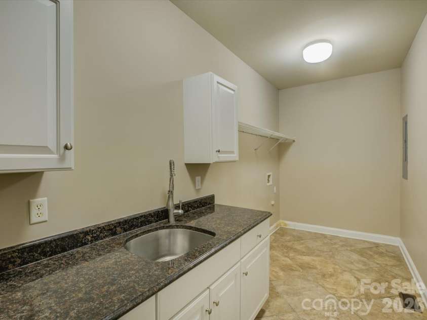 605 Queenswater Lane, Waxhaw, NC 28173.  MLS# CAR4420326, YatesRealty ID 48447. 