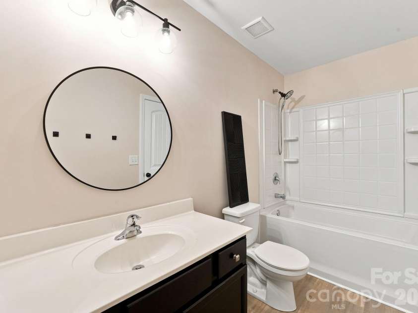 422 Danielle Way, Fort Mill, SC 29715.  MLS# CAR4420672, YatesRealty ID 48449. Upstairs guest bathroom