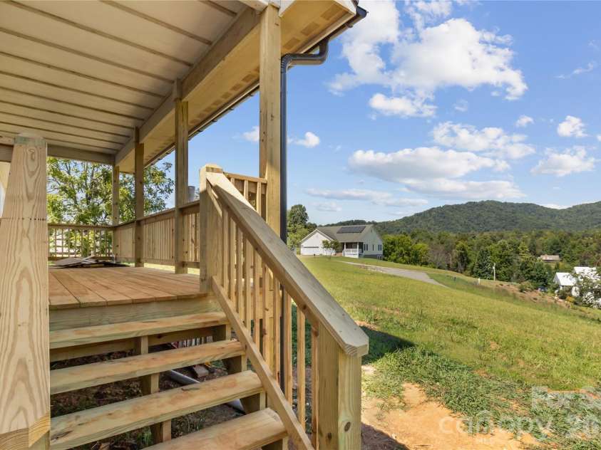 60 Gins Lane, Mars Hill, NC 28754.  MLS# CAR4284949, YatesRealty ID 4845. Front Porch